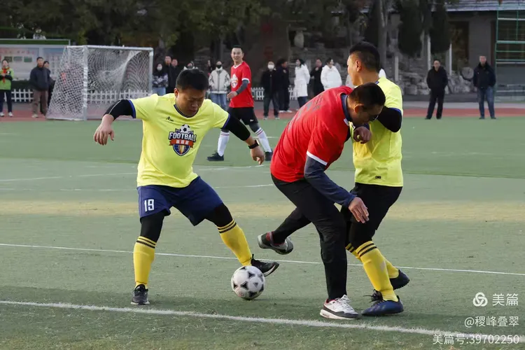 关于足球场上精彩纷呈，球员风采十足的信息