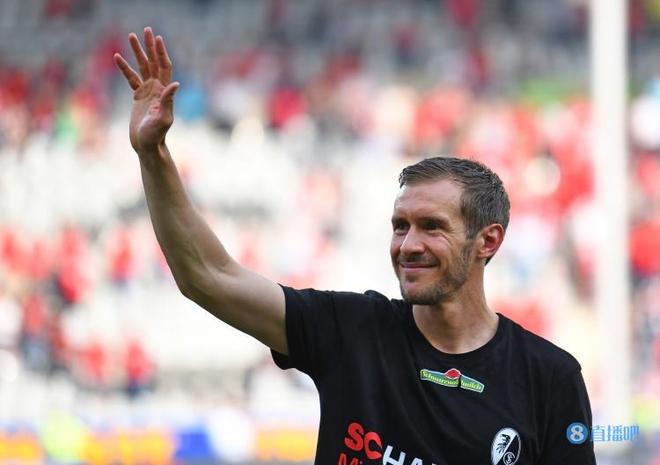 弗赖堡球员斩获进球王,赢得球迷们的掌声 弗赖堡球员斩获进球王,赢得球迷们的掌声