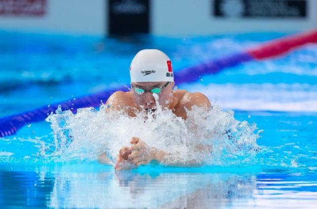 竞争激烈！青蛙泳选手争相冲刺的简单介绍