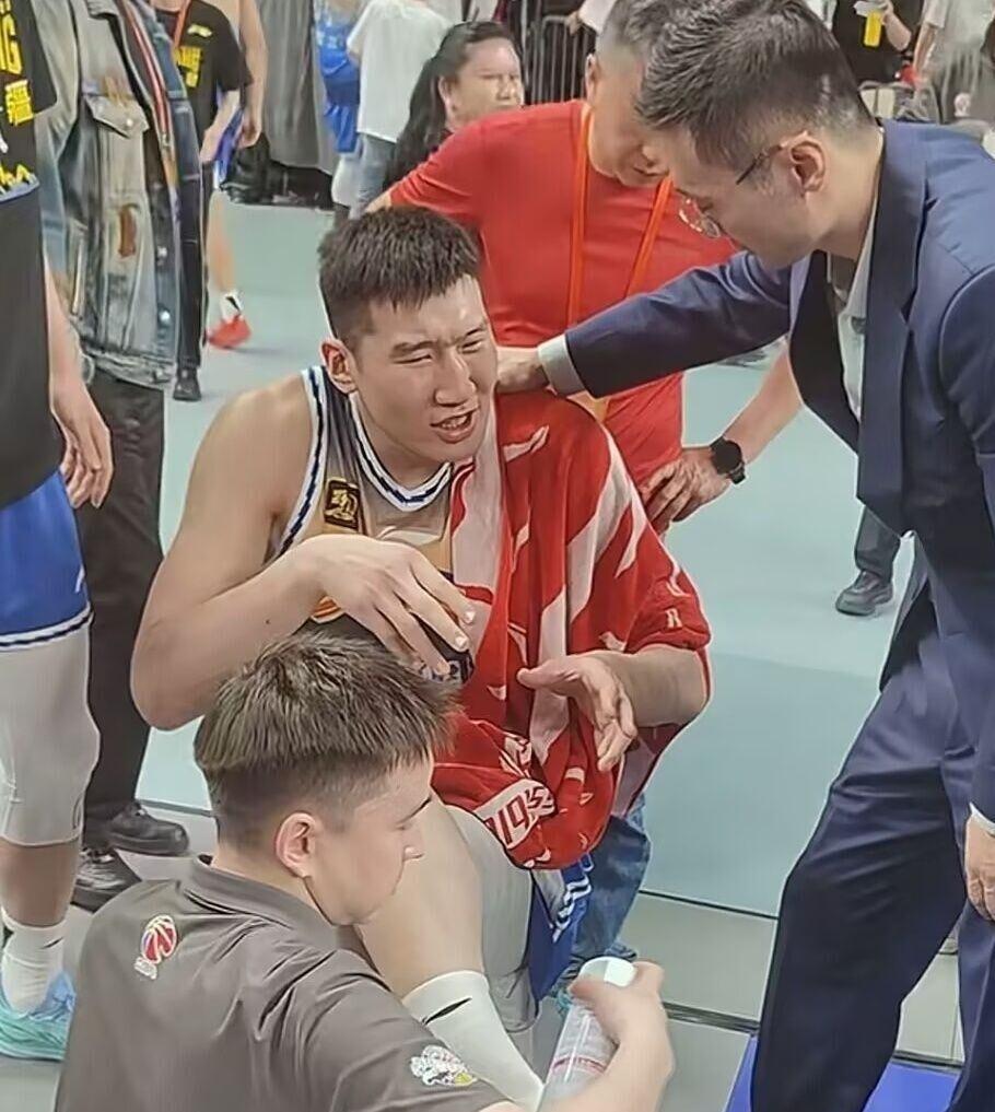 队医透露球员伤情状况,疑似有伤即缺席 队医透露球员伤情状况,疑似有伤即缺席