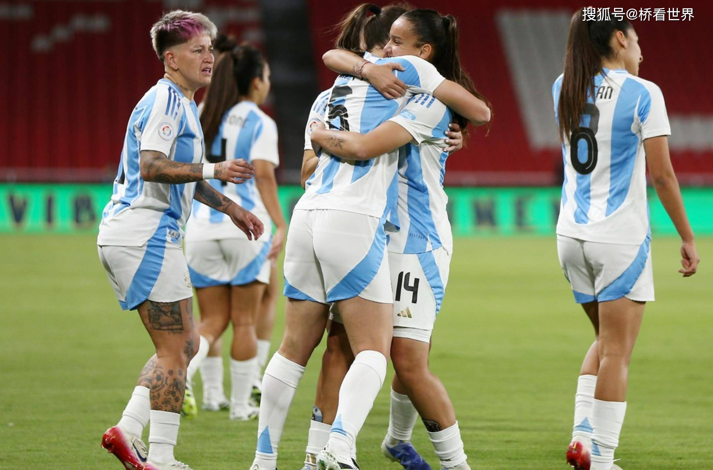 比赛胜出！国内女子足球队员取得令人惊喜的胜利