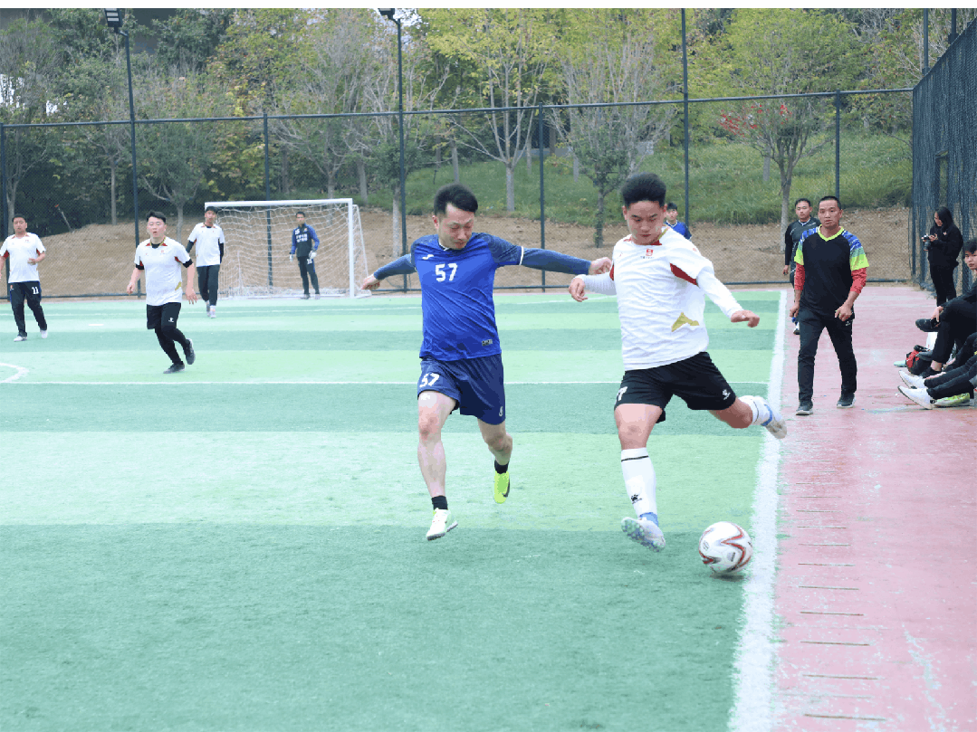 职业足球联赛各队斗志昂扬,态势紧张 职业足球联赛各队斗志昂扬,态势紧张