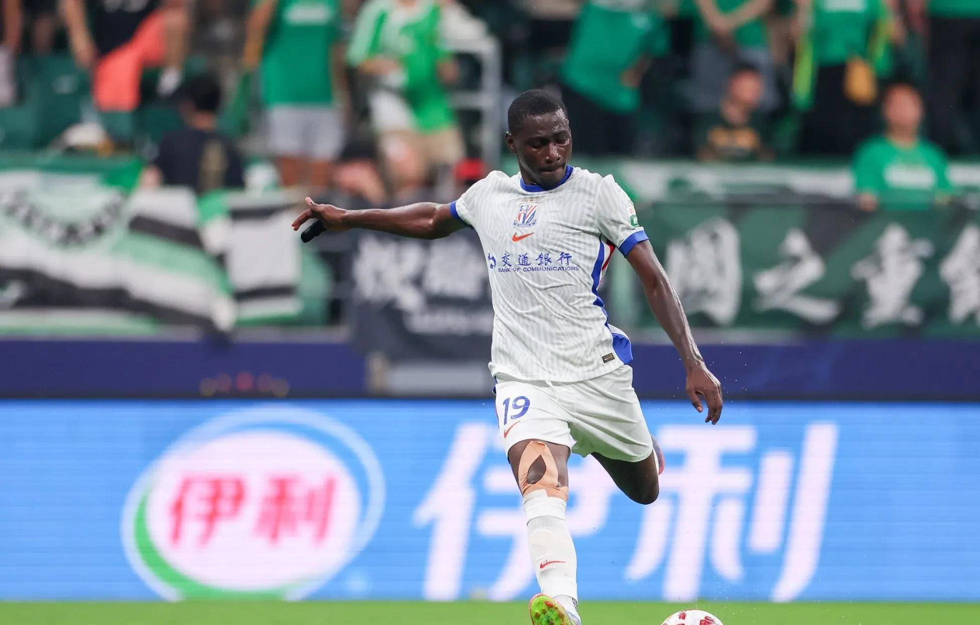 中场休息，球员调整体能，备战下半场