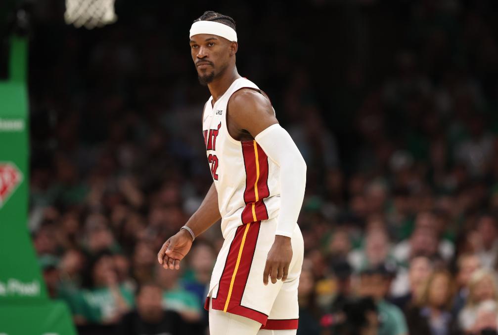 疯狂三分球!美国篮球选手不辱使命得分