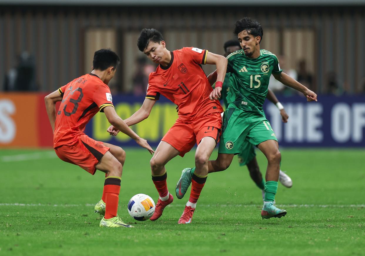 包含球场上激情飞扬亚洲球队不可阻挡的词条