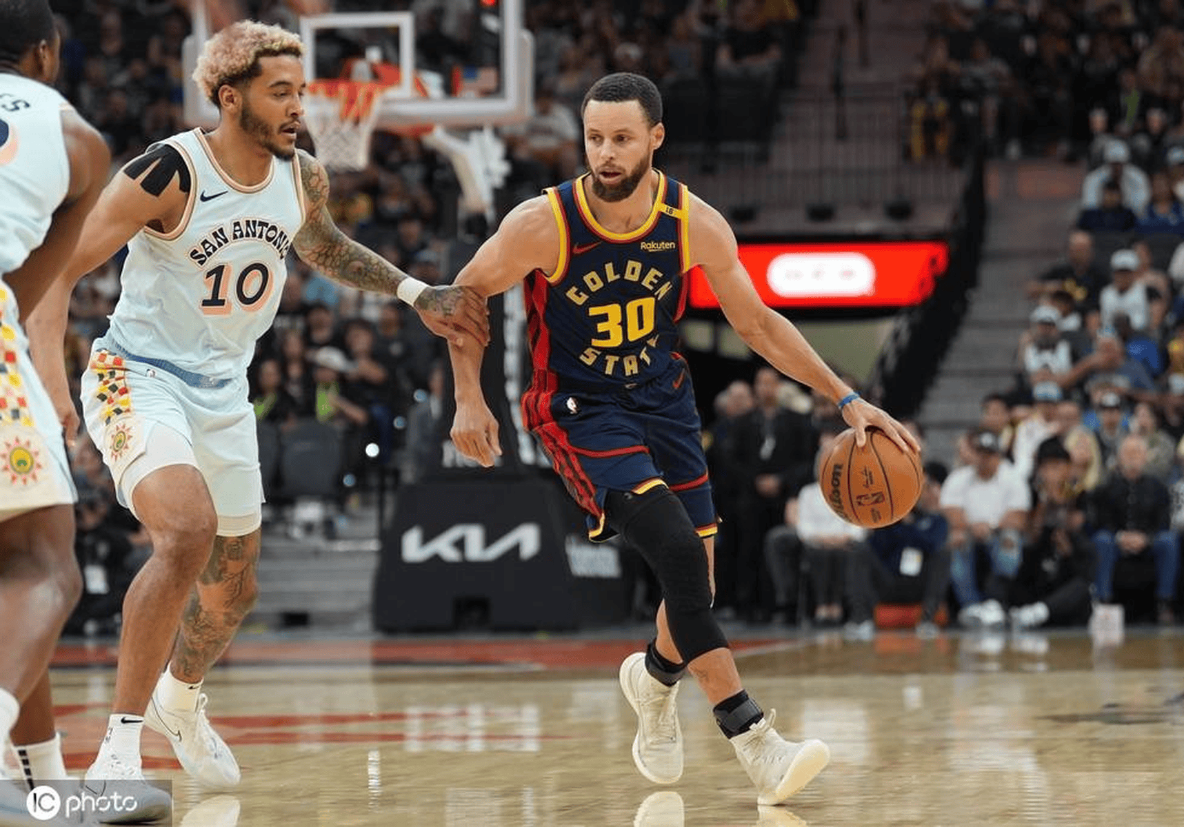 勇士大胜马刺,库里砍下33分 勇士大胜马刺,库里砍下33分