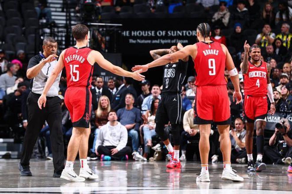 火箭中场失误增多,遭遇惨败连败 火箭中场失误增多,遭遇惨败连败