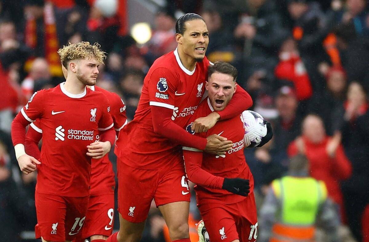 包含利物浦客场2-2战平曼城，英超榜首之争悬而未决的词条