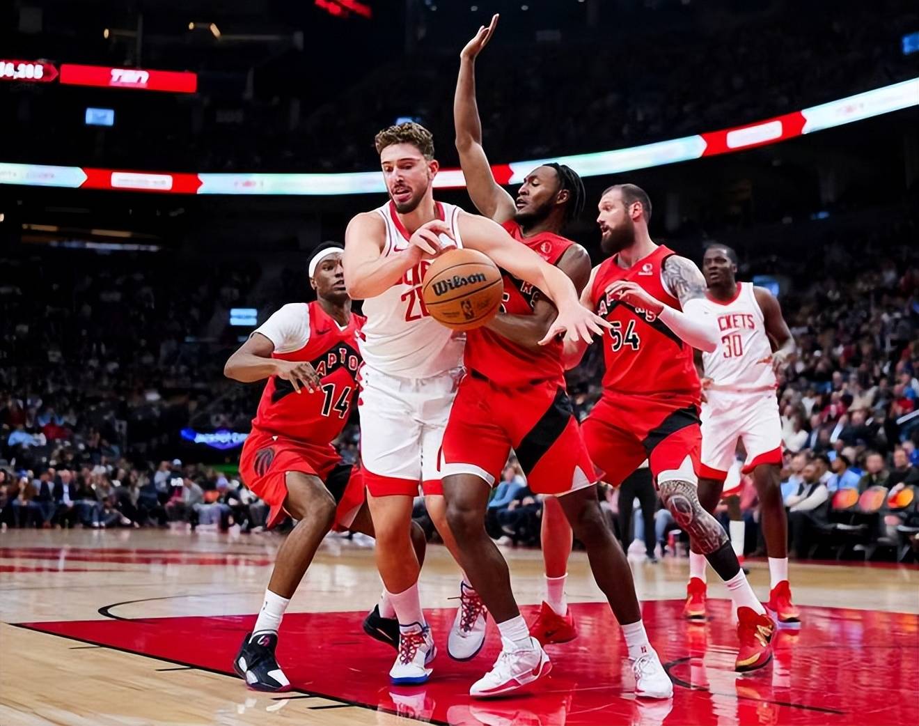 包含猛龙后卫多次抢断，防守犀利，助队成为锋线利刃的词条